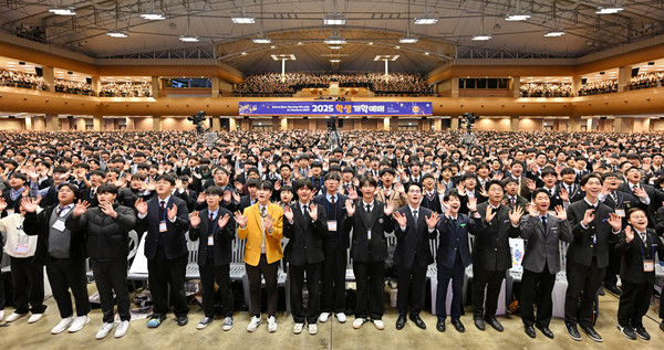 하나님의 교회 옥천고앤컴연수원에서 열린 '2025 학생 개학예배'에 중고생, 학부모 등 약 1만1000명이 참여했다. 하나님의 교회는 개학을 앞둔 학생들의 힘찬 출발을 응원했다. (사진제공=하나님의교회)