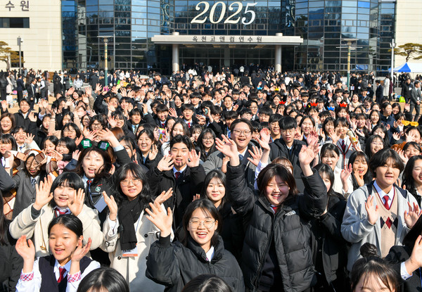 '2025 학생 개학예배'가 열린 하나님의 교회 옥천고앤컴연수원에서 학생들이 밝은 표정으로 손을 흔들고 있다. (사진제공=하나님의교회)