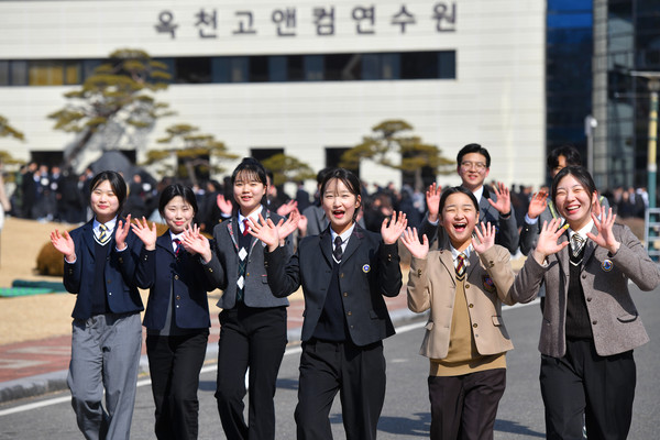 '2025 학생 개학예배'가 열린 하나님의 교회 옥천고앤컴연수원에서 학생들이 밝은 표정으로 손을 흔들고 있다. (사진제공=하나님의교회)