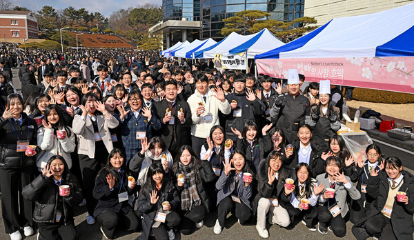 학생들의 새 출발을 응원하며 인근 지역 하나님의 교회에서 다양한 간식을 만들어 제공했다. 떡볶이와 호떡, 붕어빵 등 맛있는 간식을 들고 함박웃음을 짓고 있는 학생들. (사진제공=하나님의교회)