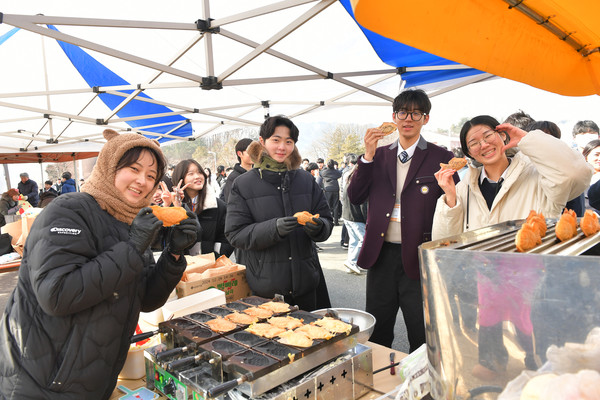 “막 구운 따끈한 붕어빵이 왔어요!” '2025 학생 개학예배'에 참석한 학생들을 위해 인근 하나님의 교회가 다양한 간식을 지원했다. (사진제공=하나님의교회) 