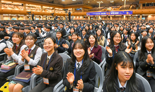 새 학기를 맞아 전국 중고등학생들이 '2025 학생 개학예배'에 즐겁게 참석하고 있다. (사진제공=하나님의교회)