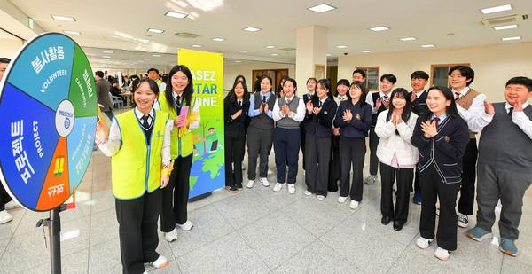 '2025 학생 개학예배' 부대행사장에 마련된 ASEZ STAR 홍보부스에 많은 학생들이 관심을 갖고 둘러보고 있다. ASEZ STAR는 하나님의 교회 소속 학생들이 활동하는 국제봉사단체로 다양한 봉사와 나눔으로 지역사회와 공동체에 기여한다는 평을 받는다. (사진제공=하나님의교회)