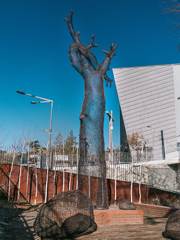 이길래 '생이 깃든 소나무', 2025년, 동파이프 산소용접, 650(h)x105x113cm, 돌 4점 포함(개별 사이즈). ※ 본 작품은 이길래 외 그의 두 딸이자 조각가인 故이다빈(이뭉)과 이어진이 함께 작업에 참여하였다. (출처=성북구립미술관)