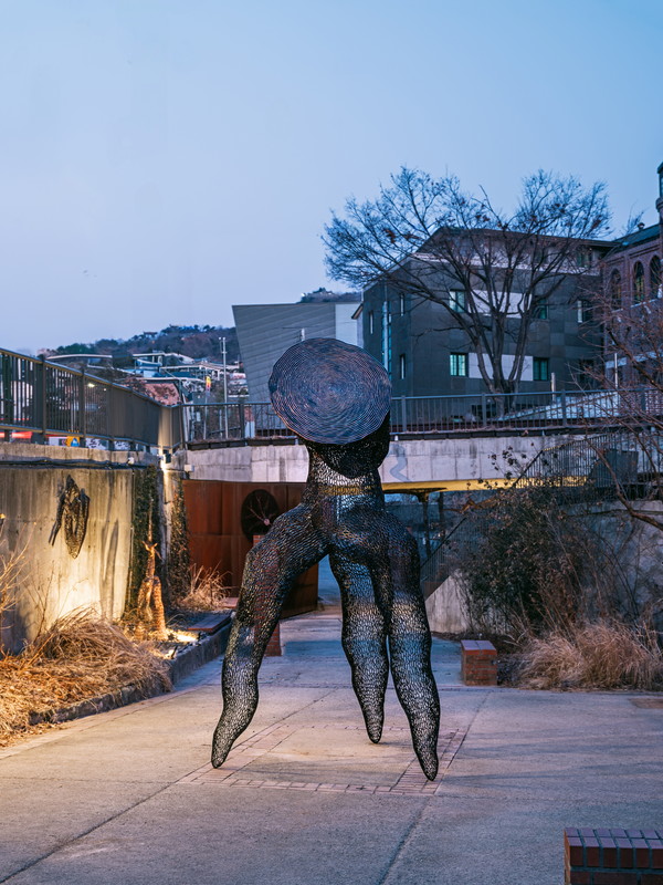 이길래, 천년-삼지송(三指松) 2019-1, 2019년, 동파이프 산소용접, 340(h)x190x180cm. (출처=성북구립미술관)