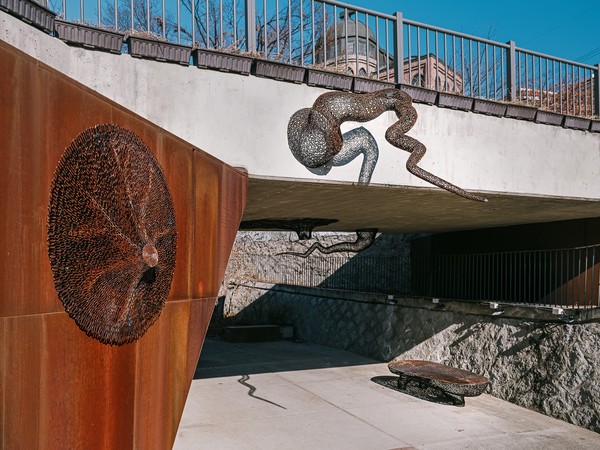 이길래, ≪생이 깃든 소나무≫ 설치 전경, 성북구립미술관 거리갤러리 내. (출처=성북구립미술관)