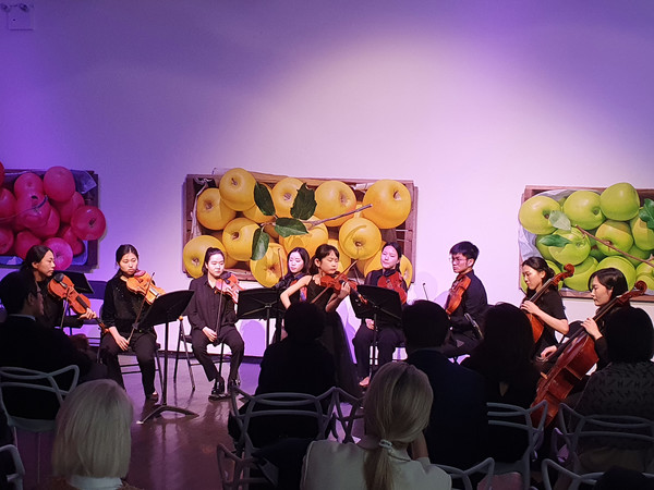 줄리어드 음대 예비학교의 바이올리니스트 강리아(Ria Kang)와 앙상블 단원의 공연 연주 사진 (출처=한국문화예술위원회)