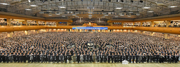 하나님의 교회가 2일 옥천고앤컴연수원에서 '2025 전 세계 대학생 개강예배'를 개최했다. 올해 대학생활을 시작하는 신입생부터 재학생, 학부모 등 전국에서 9350여 명이 모여 성황을 이뤘다. (사진제공=하나님의교회)