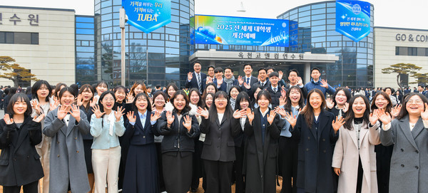 "드디어 개강!" 새로운 꿈과 희망을 품은 대학생들의 얼굴에 기대감이 서려있다. (사진제공=하나님의교회)