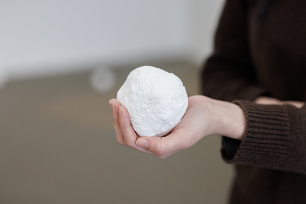 이창훈, 눈 Snow, 석고, 가변크기(각 ca.7x7x7cm), 2021~2022. (출처=아트사이드 갤러리)