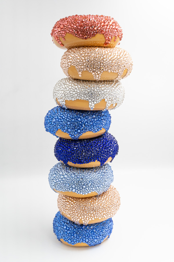 김재용 Jae Yong KIM, 벌거벗은 도넛 Donut be Naked, 2018-2022, Ceramics, under glaze, glaze, crystals, 21x11.4x11cm. (출처=학고재)