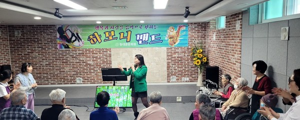 지난 3월 6일 더원 요양원에서 진행된 문화 향유 공연 사진. (출처=동대문문화원)
