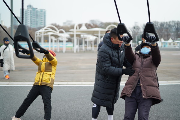 크로스핏 종합 운동기구 이용 예시. (출처=미래한강본부)