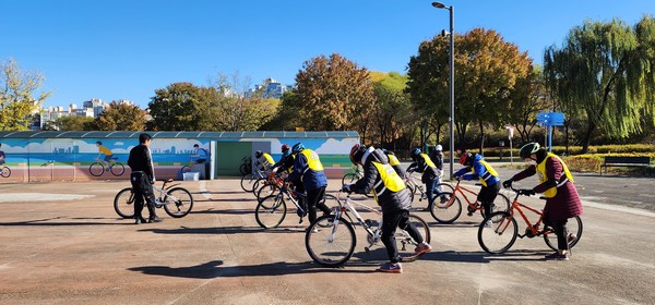 시니어 자전거 안전 교육. (출처=미래한강본부)