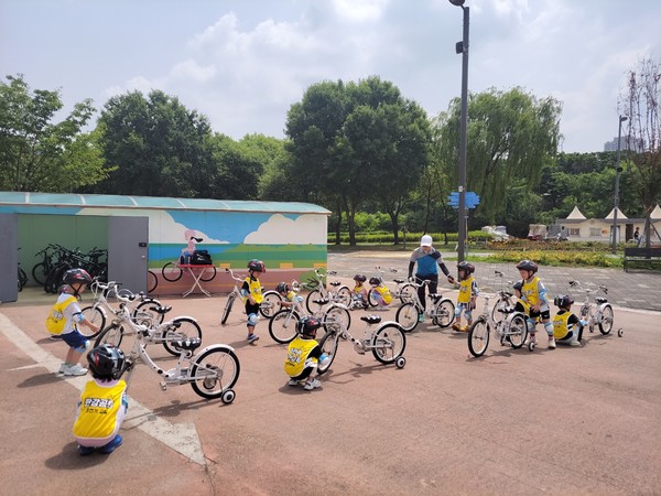 어린이 자전거 안전 교육. (출처=미래한강본부)
