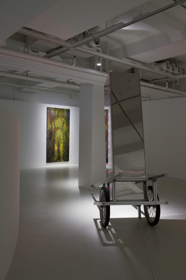 임민욱 《하이퍼 옐로우》 (일민미술관, 2025.2.28.─4.20.) 2전시실 전시 전경. (출처=일민미술관. 사진=스튜디오 오실로스코프(Studio Oscilloscope)