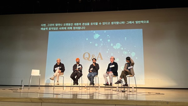 지난 11일 홍대에서 세미나를 진행한 팀 Obvious. (출처=선화랑)