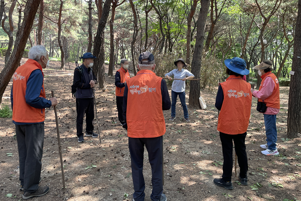 몸풀기 체조에 참여하는 어르신들. (출처=서울시 중부공원여가센터)