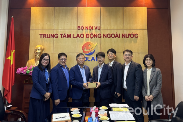 안전보건공단 이창호 교육 홍보이사(왼쪽 4번째)와 당휘홍 베트남 해외인력 센터장이(왼쪽 3번째) 현지 근로자 선발과 한국으로 송출하기 전 취업교육(베트남 송출기관이 실시) 내실화 방안을 논의했다.[사진=한국산업안전보건공단 제공]