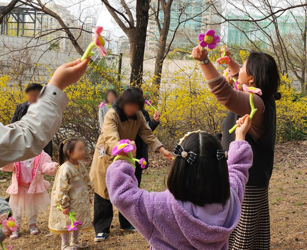 역사생태탐험대 교육 프로그램 ‘알록달록 꽃이랑 두근두근 봄 소풍’ 사진. (출처=한성백제박물관)