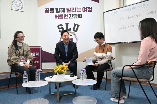 오세훈 서울시장이 8일(화) 오전 '서울런 학생 초청 간담회'에 참석해 학생, 학부모, 멘토와 서울런 이용 경험담을 나누고 있다. (출처=서울시 교육플랫폼기획팀)