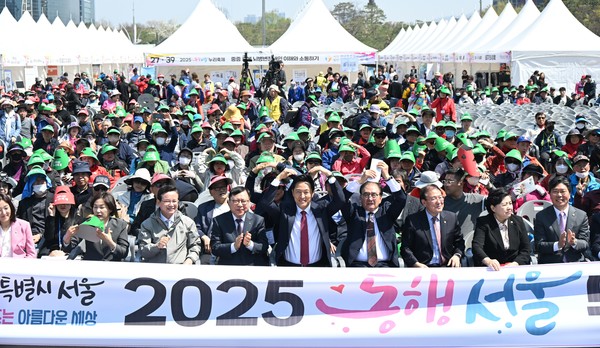 오세훈 서울시장이 11일(금) 열린 '2025 동행서울 누리축제'에서 참석자들과 기념사진을 촬영하고 있다. (출처=서울시 복지실)