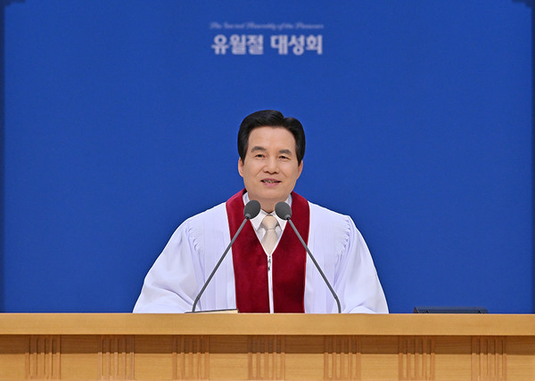 '새예루살렘 판교성전'에서 유월절 대성회를 집전하는 하나님의 교회 총회장 김주철 목사. (사진제공=하나님의교회)