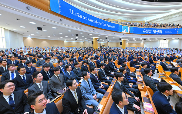 하나님의 교회 ‘새예루살렘 판교성전’에서 12일 거행된 유월절 대성회에서 신자들이 경건하게 예배에 참여하고 있다. (사진제공=하나님의교회)