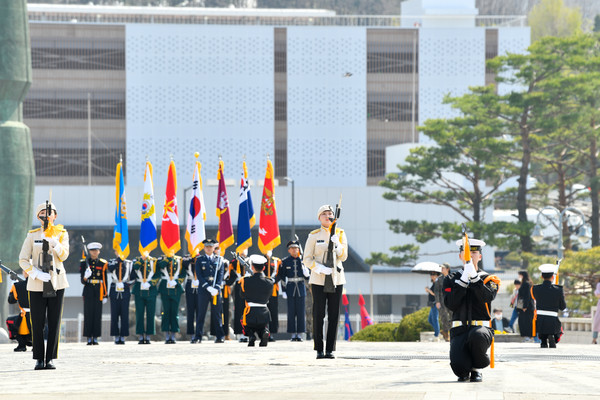 지난 11일 전쟁기념관 평화의광장에서 국군정례행사가 진행되는 모습이다. (출처=전쟁기념관)