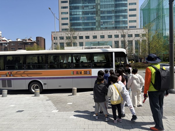 2025년 4월 15일(화) 서울거여초 학생들이 현장체험학습으로 서울백제어린이박물관 방문 후 동행쌤과 함께 셔틀버스를 타고 있다=사진