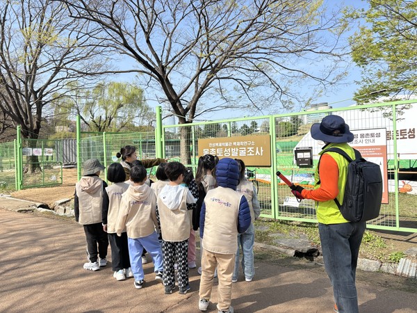 2025년 4월 15일(화) 서울거여초 학생들이 서울백제어린이박물관에서 현장체험학습을 동행쌤과 함께하고 있다=사진