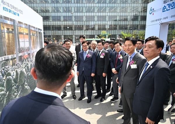 오세훈 서울시장이 21일(월) 오전 광화문광장에서 열린 '제61회 한국보도사진전 개막식'에서 참석자들과 전시 설명을 듣고 있다. (출처=서울시)