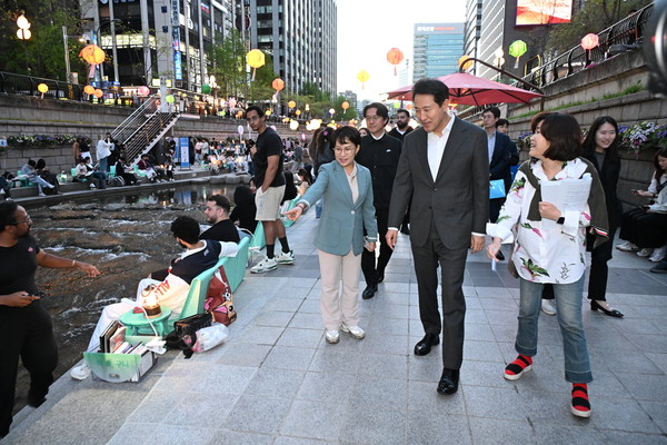 오세훈 서울시장이 23일(수) 청계천변을 찾아 휴식기를 마치고 시민 곁으로 돌아온 서울야외도서관(책읽는 맑은냇가)을 둘러보고 있다. (출처=서울시)