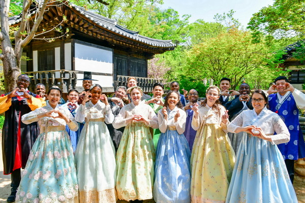 하나님의 교회 82차 해외성도방문단이 경기 용인 한국민속촌에서 조선시대 생활상을 체험했다. 다채로운 색깔의 한복을 입은 외국인들이 환한 미소로 추억을 남기고 있다. (사진제공=하나님의교회)