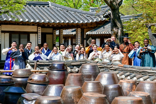하나님의 교회 82차 해외성도방문단이 경기 용인 한국민속촌에서 조선시대 생활상을 체험했다. 다채로운 색깔의 한복을 입은 외국인들이 환한 미소로 추억을 남기고 있다. (사진제공=하나님의교회)