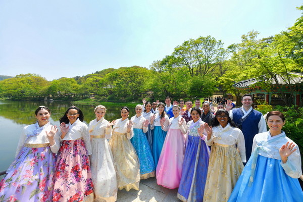 하나님의 교회 82차 해외성도방문단이 경기 용인 한국민속촌에서 조선시대 생활상을 체험했다. 다채로운 색깔의 한복을 입은 외국인들이 환한 미소로 추억을 남기고 있다. (사진제공=하나님의교회)