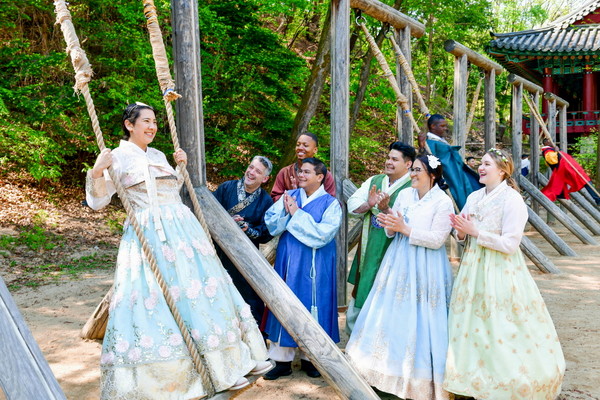 외국인들이 한국민속촌에서 전통 놀이 그네타기를 하며 즐거운 시간을 보내고 있다. (사진제공=하나님의교회)