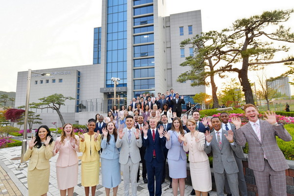 하나님의 교회 해외성도방문단이 경기 수원에 위치한 '수원호매실 하나님의 교회'를 찾아 특별한 추억을 쌓았다. (사진제공=하나님의교회)