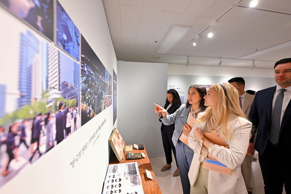 '진심, 아버지를 읽다'전을 찾아 전시품을 살피는 하나님의 교회 82차 해외성도방문단. (사진제공=하나님의교회)