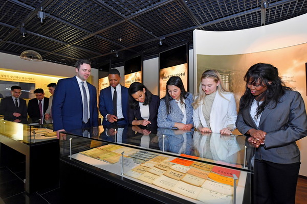 82차 해외성도방문단이 하나님의 교회 역사관을 찾아 교회가 걸어온 발자취를 살피고 있다. (사진제공=하나님의교회)