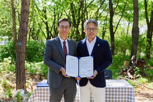 협약식. 왼쪽부터 이수연 서울시 정원도시국장, SM엔터테인먼트 장철혁 대표이사. (출처=동부공원여가센터)