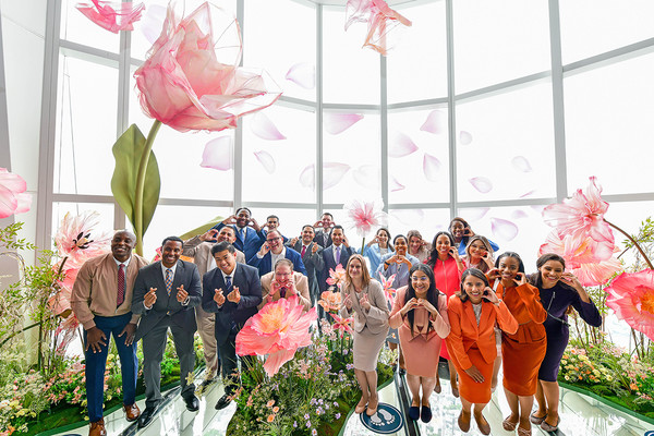 하나님의 교회 82차 해외성도방문단으로 유럽, 북미, 남미 등지에서 방한한 외국인들이 6일 롯데월드타워 서울스카이 전망대에 올랐다. 아시아 최고 높이에서 아슬아슬한 즐거움을 만끽했다. (사진제공=하나님의교회)