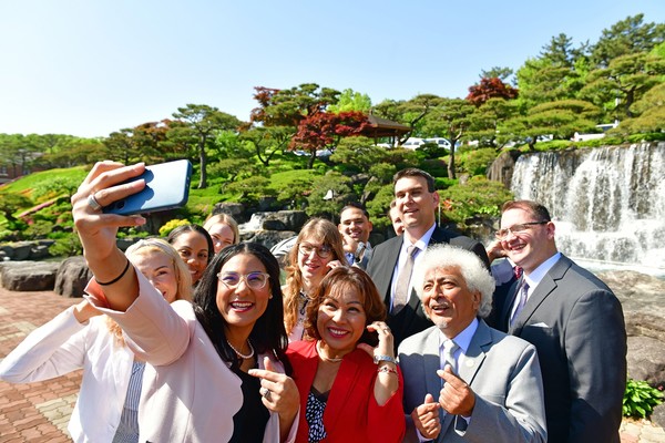 4일 충북 옥천 옥천고앤컴연수원에서 열린 글로벌 문화행사에 참여한 하나님의 교회 해외성도방문단이 한국의 봄 정취를 한껏 누렸다. (사진제공=하나님의교회)