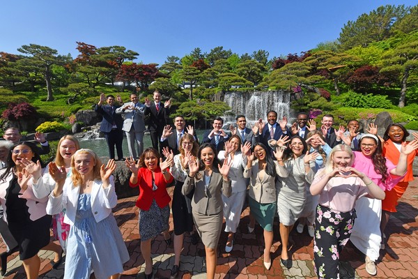 4일 충북 옥천 옥천고앤컴연수원에서 열린 글로벌 문화행사에 참여한 하나님의 교회 해외성도방문단이 한국의 봄 정취를 한껏 누렸다. (사진제공=하나님의교회)