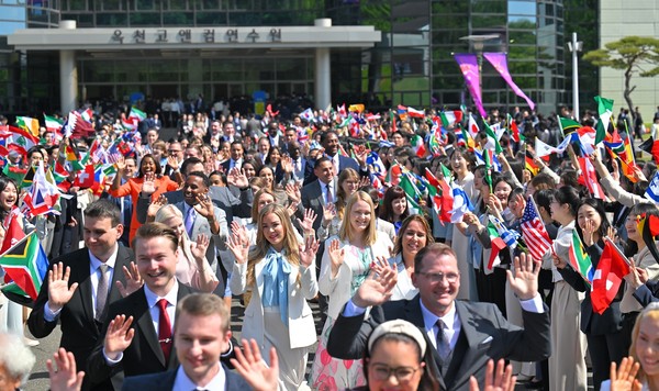 82차 해외성도방문단이 충북 옥천 옥천고앤컴연수원에서 열린 글로벌 문화행사에서 뜨거운 환영을 받고 있다. (사진제공=하나님의교회)
