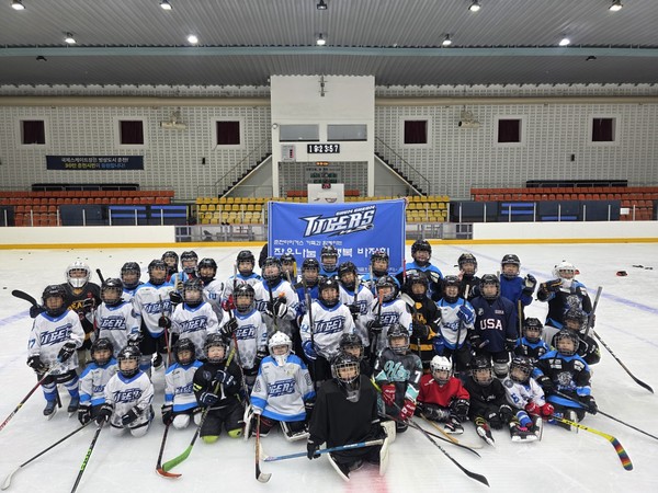 춘천 타이거스 하키팀이 어린이날을 맞아 지역 소외계층 어린이들 위한 바자회를 진행했다. (사진=춘천 타이거스 하키팀)