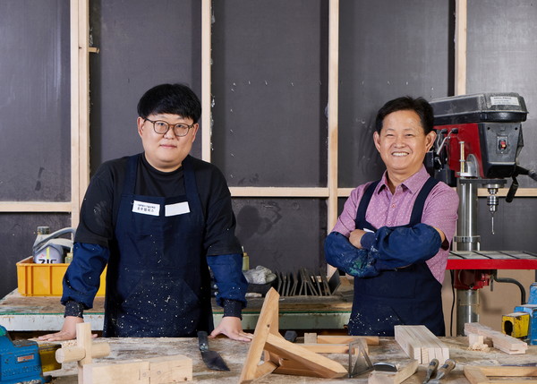 5월 8일(목) 어버이의 날을 맞은 가운데, 서울시 기술교육원 동부캠퍼스에서 건축 관련 교육과정을 수료한 이후 현재 가업으로 공방을 같이 운영하고 있는 남시정(58세, 사진 오른쪽), 남규호(28세, 사진 왼쪽) 부자(父子). (출처=서울시 경제실)