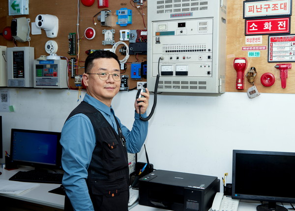 컴퓨터 프로그래머로 33년을 일하다 정년 퇴직한 장원경(60세)씨는 지난해 서울시 기술교육원 북부캠퍼스 교육과정(소방안전관리과 과정평가형)을 수료한 후 소방시설 점검 보조원으로 취업에 성공했다. 5월 8일 어버이의 날을 맞은 가운데, 취업에 어려움을 겪는 청년들에게 어버이의 마음으로 희망의 메시지를 전한 장원경 씨의 모습. (출처=서울시 경제실)