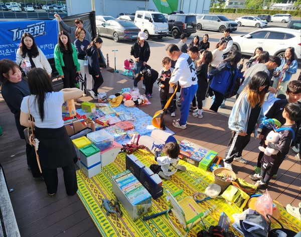 춘천타이거스 아이스하키단 '기부 바자회' 현장 사진. (사진제공=춘천타이거스 아이스하키팀)