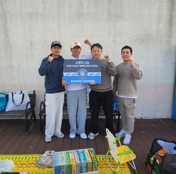 춘천타이거스 아이스하키단 '기부 바자회' 현장 사진. (사진제공=춘천타이거스 아이스하키팀)